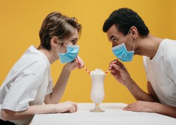 ilutsrasi orang beraktivitas dengan masker cottonbro pexels