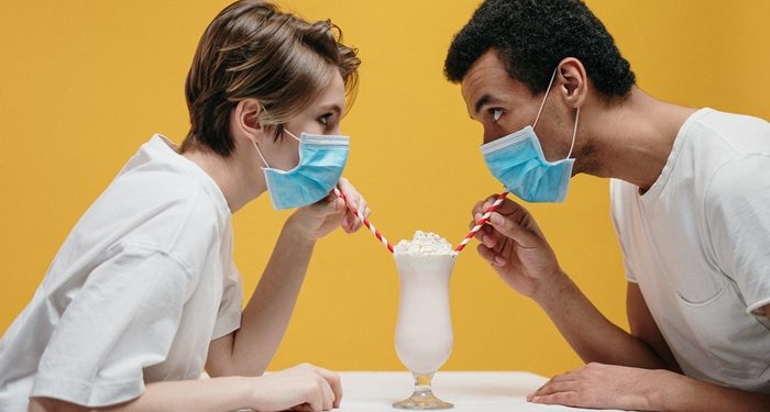ilutsrasi orang beraktivitas dengan masker cottonbro pexels