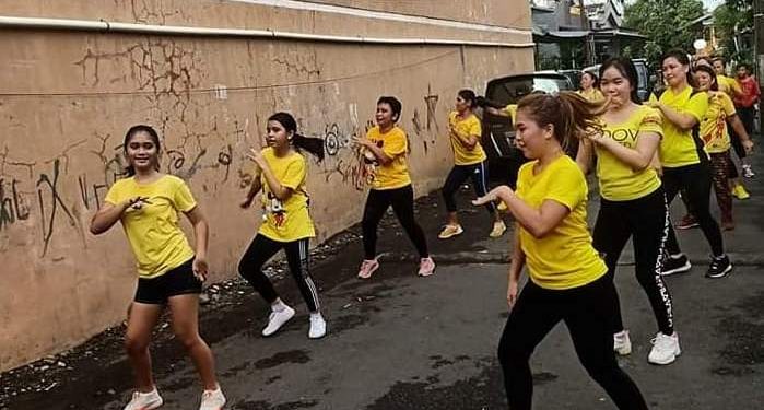 Warga Karombasan Utara Lawan Covid-19 dengan Senam Zumba