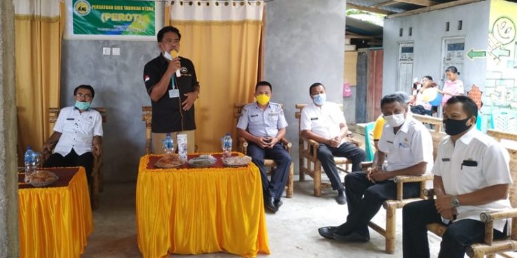 Bupati Memberikan Sambutan dalam penyerahan kartu BPJS Ketenagakerjaan kepada tukang ojek dan sopir di Tabukan Utara