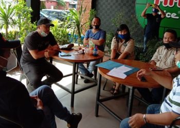 Harley Mangindaan berdiskusi dengan perwakilan asosiasi driver online