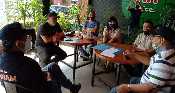 Harley Mangindaan berdiskusi dengan perwakilan asosiasi driver online