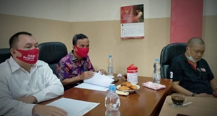Helmud Hontong (tengah) dalam sebuah pertemuan yang diduga rapat tim pemenangan ODSK di Kepulauan Sangihe