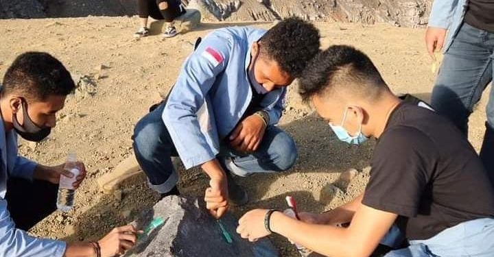 KKT Mahasiswa Unsrat Bersihkan Coretan di Gunung Lokon Tomohon