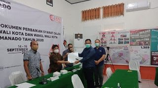 LO tim PAHAM menyerahkan dokumen pencalonan yang telah diperbaiki ke KPU Manado