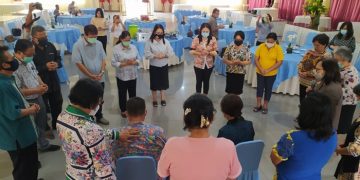 Paula dan Herley (tengah, duduk) didoakan rohaniawan GMIM saat menghadiri undangan KKPGA Wilayah Manado Utara 2 di Mapanget