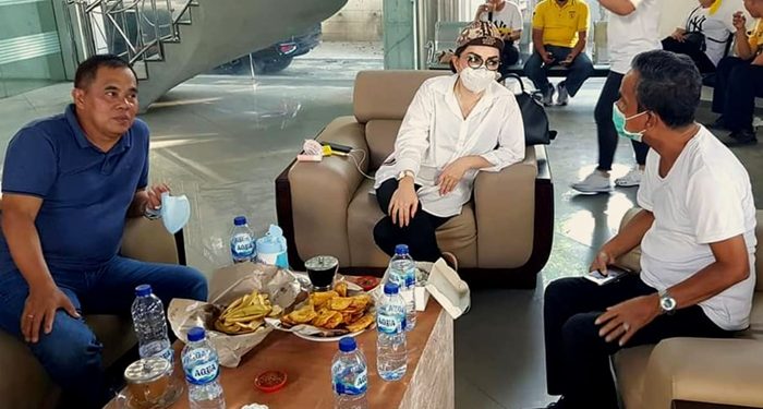 Pertemuan Christiany Eugenia Paruntu Jantje Sajouw dan Helmud Hontong. (foto istimewa)