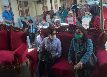 Prof Paula Runtuwene hadir pada kegiatan bhakti sosial khitanan massal di Titiwungen Selatan