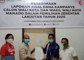 Tim pemenangan PAHAM menyerahkan laporan dana kampanye ke komisioner KPU Manado