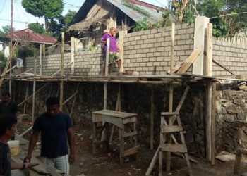 Pembangunan talud dan pagar di rumah ibadah Desa Lansot Timur yang digawangi tim PPM-M Jurusan Teknik Sipil Politeknik Negeri Manado