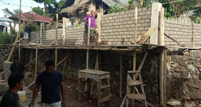 Pembangunan talud dan pagar di rumah ibadah Desa Lansot Timur yang digawangi tim PPM-M Jurusan Teknik Sipil Politeknik Negeri Manado