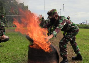 Personil Lanudsri Manado Sigap Padamkan Kobaran Api