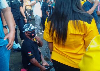 Seorang Penyandang Distabilitas Pendukung Setia CEP Rela Menunggu di KPU Sulut