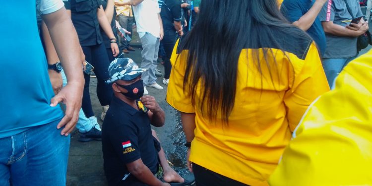 Seorang Penyandang Distabilitas Pendukung Setia CEP Rela Menunggu di KPU Sulut