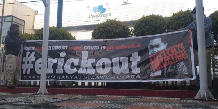 Spanduk ‘Erick Out’ di Lima Gedung BUMN Sulut