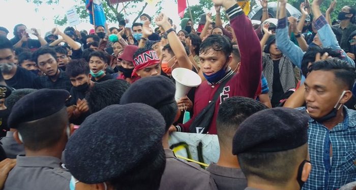 Aksi demi mahasiswa di Sulawesi Utara menyatakan penolakan terhadap UU Cipta Kerja