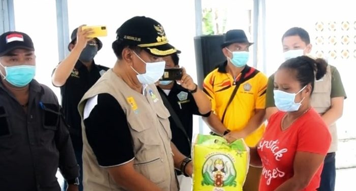 Bupati Gaghana memberikan bantuan kepada warga di Pulau Perbatasan Indonesia – Filipina (Dok. Istimewa)