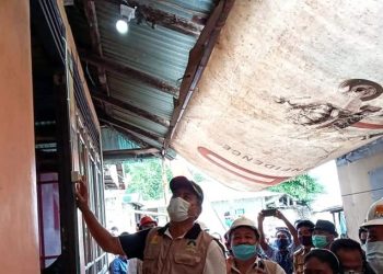 Bupati Jabes Ezar Gaghana saat menguji penyalaan lampu di salah satu rumah warga Pulau Kawaluso. (foto: istimewa)