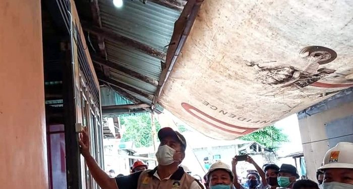 Bupati Jabes Ezar Gaghana saat menguji penyalaan lampu di salah satu rumah warga Pulau Kawaluso. (foto: istimewa)
