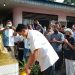Bupati Kepulauan Sangihe menandatangani prasasti monumen Ade Irma Suryani Nasution. (foto: istimewa)