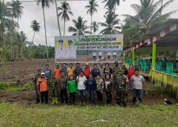 Foto bersama saat pencanangan penanaman 1.000 pohon jagung (Foto Evan/Barta1)
