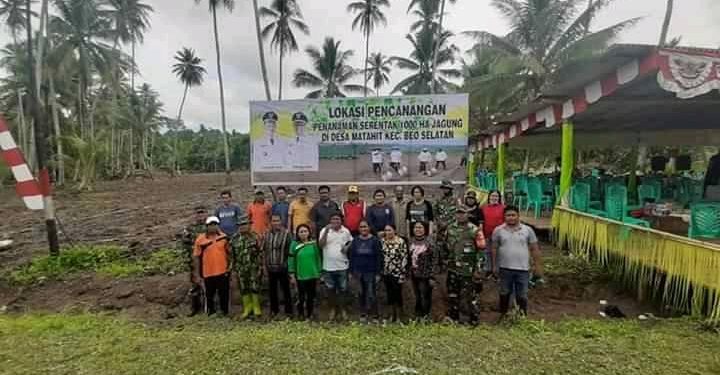 Foto bersama saat pencanangan penanaman 1.000 pohon jagung (Foto Evan/Barta1)
