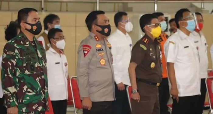 Kapolda Sulut Irjen Pol RZ Panca Putra saat menhadiri rapat dan koordinasi Penanganan Covid-19. (foto: istimewa)