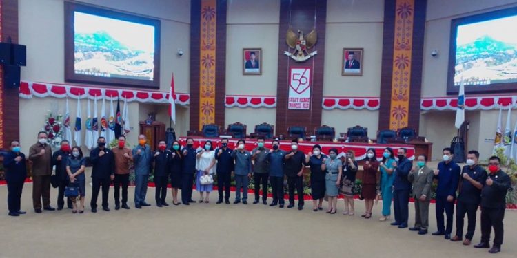 Legislator DPRD Sulut foto bersama seusai rapat paripurna