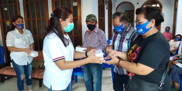 Momen Seyla Kudati bersama masyarakat.