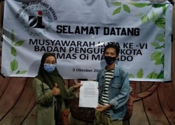 Penyerahan LPJ ketua BPK OI Manado periode 2013-2017, Nurul Istana kepada Ketua terpilih Periode 2020-2024, Musthosa Hasan (Foto Meikel Barta1.com)