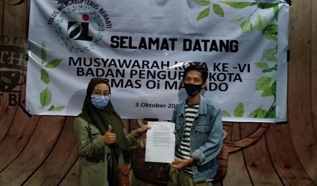 Penyerahan LPJ ketua BPK OI Manado periode 2013-2017, Nurul Istana kepada Ketua terpilih Periode 2020-2024, Musthosa Hasan (Foto Meikel Barta1.com)