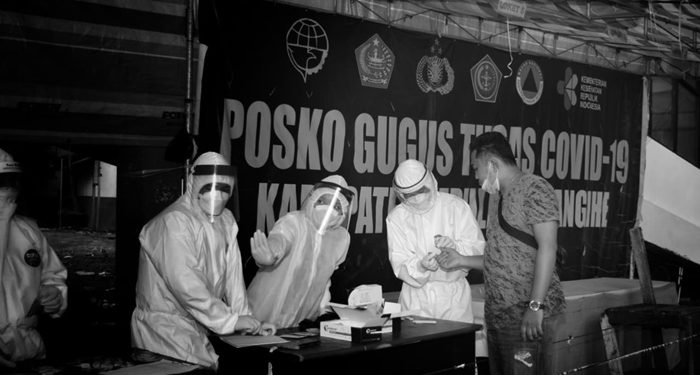 Pemeriksaan Rapid Test oleh Gugus Tugas Penanganan Covid-19 Sangihe. (foto: rendy Saselah/Barta1)