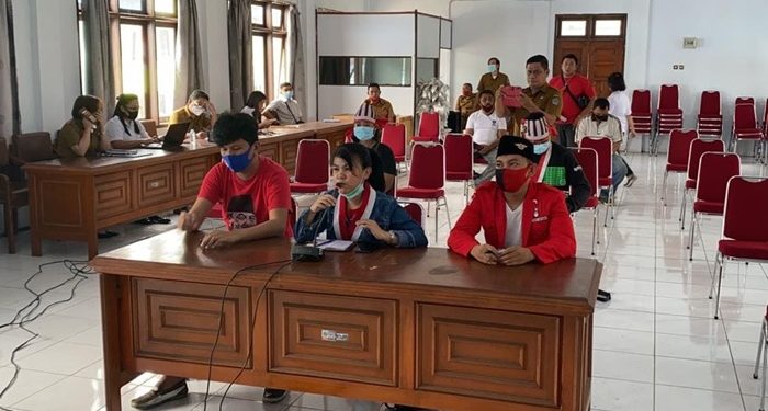 Pengurus GMNI Bitung menyampaikan aspirasi terkait Omnibus Law di gedung Dekot