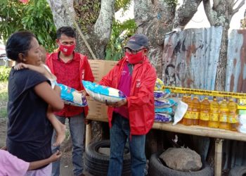 Pengurus PSI Manado meringankan beban warga yang tertimpa kebakaran