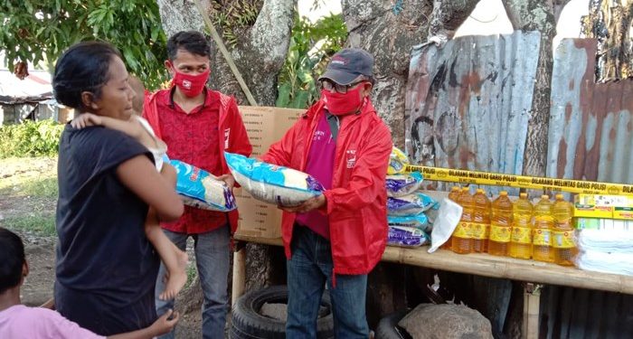 Pengurus PSI Manado meringankan beban warga yang tertimpa kebakaran