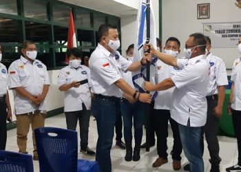 Penyerahan pataka menandai terbentuknya FKGM di Sulawesi Utara