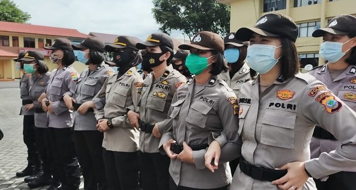 Sejumlah Polwan melakukan latihan negosiasi di Mapolda Sulut. (foto: istimewa)