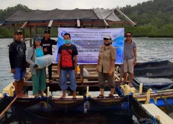 Tim Dosen ketika melakukan kegiatan di KJA Kampung Bulo