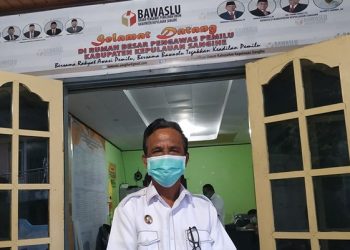 Wakil Bupati Helmud Hontong ketika mendatangi kantor Bawaslu Sangihe