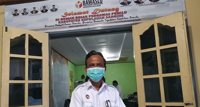 Wakil Bupati Helmud Hontong ketika mendatangi kantor Bawaslu Sangihe