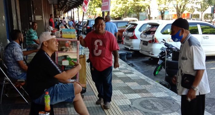 Warga Manado diskusi dengan Calon Wakil Walikota Harley Mangindaan di pusat kota Pasar 45
