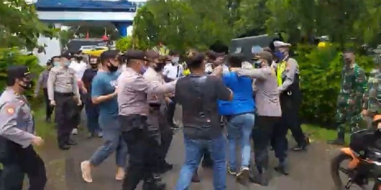 Demo Tolak Omnibus Law, 17 Mahasiswa Unima Ditangkap Polisi