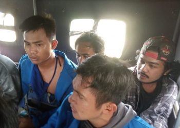 Sejumlah peserta aksi di Unima Tondano yang diamankan aparat kepolisian.