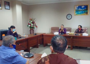 Petani Cengkih keluhkan harga Cengkih kepada Anggota DPRD Sulut Fanny Legoh. (Foto: Meikel/Barta1 com)