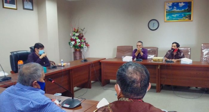 Petani Cengkih keluhkan harga Cengkih kepada Anggota DPRD Sulut Fanny Legoh. (Foto: Meikel/Barta1 com)