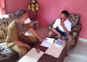 Eka Candra Kahiking saat memberikan motivasi kepada salah satu siswa.(Foto:Stenly/Barta1.Com)