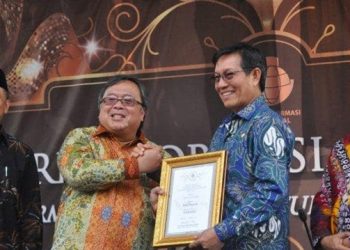 Walikota Manado GS Vicky Lumentut menerima penghargaan Bhumandala Award