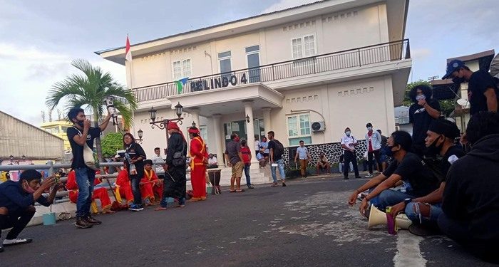 Kelompok yang berdemo menentang penetapan tarif masuk Pelabuhan Manado di depan kantor Pelindo 4