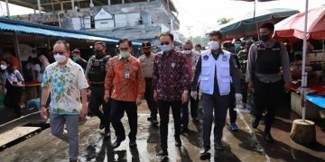 Walikota Manado GS Vicky Lumentut mendampingi Wakil Menteri Perdagangan Jerry Sambuaga, bersama Kepala Perwakilan Bank Indonesia Sulut, Arbonas Hutabarat, Presiden Direktur OVO Karaniya Dharmasaputera mengunjungi pasar tradisional Bersehati, Jumat (02/10).