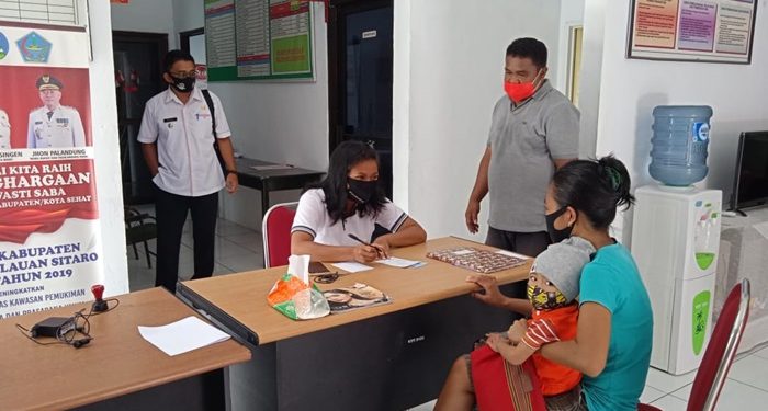 Layanan publik di Kantor Kelurahan Tatahadeng Kabupaten Kep. Sitaro. (foto: Stenly/Barta1)